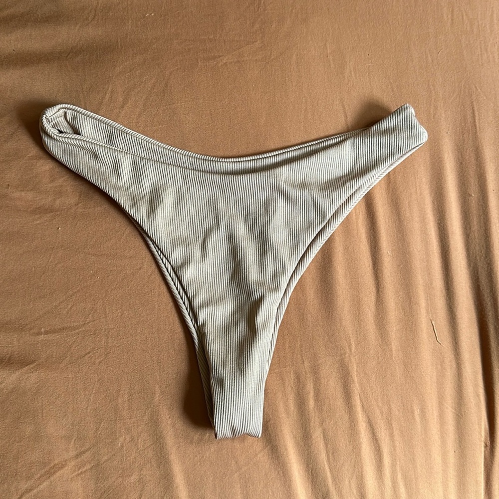 Medium cheeky bottoms